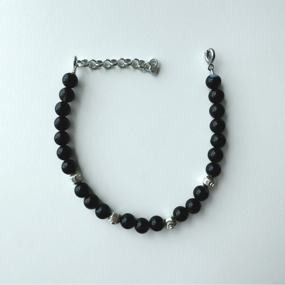 Bracelet. Black Agata mixed with Sterling Silver mooncut beads. Adjustable lock.
